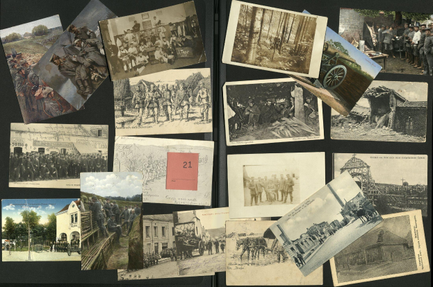 Eine Sammlung alter Ansichtskarten aus der deutschen Besetzung Deutschlands während des Ersten Weltkriegs, die auf einer schwarzen Oberfläche angeordnet sind und verschiedene Motive wie Menschen, Gebäude, Bäume, Fahrzeuge und den Himmel zeigen.
