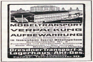 Anzeige für einen Zug mit einem Zugbild, Text und Gebäuden im Hintergrund, wobei der Text "Dresdner Transport & Lagerhaus-Akt-Ges" lautet.