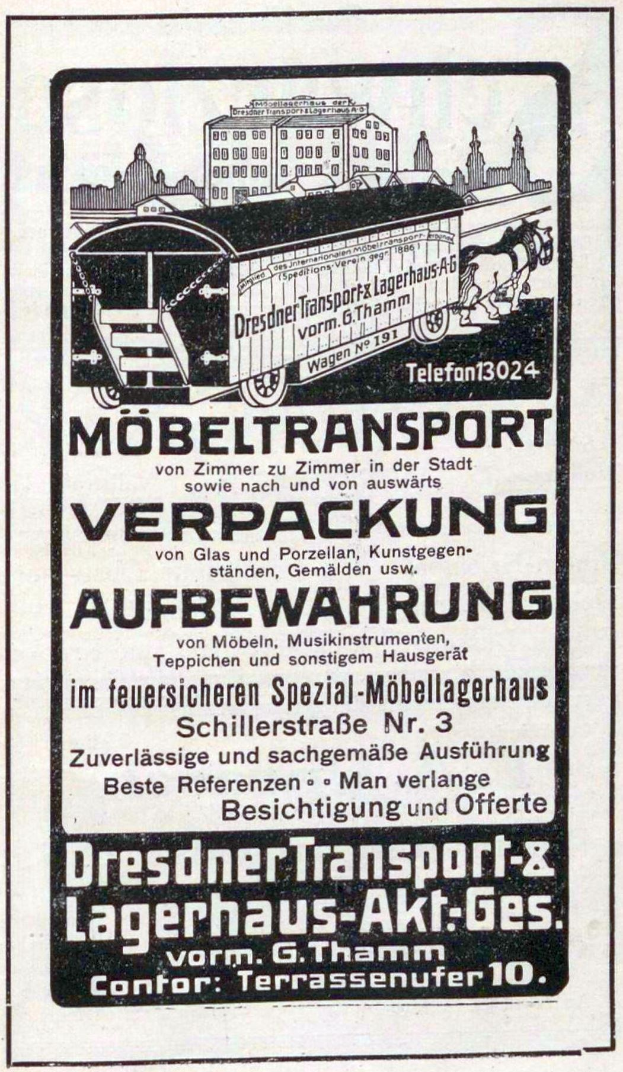 Anzeige für einen Zug mit einem Zugbild, Text und Gebäuden im Hintergrund, wobei der Text "Dresdner Transport & Lagerhaus-Akt-Ges" lautet.