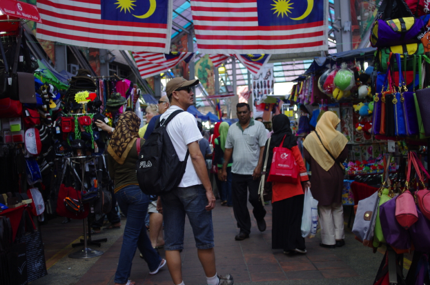 Eine Gruppe von Männern und Frauen mit verschiedenen Flaggen.