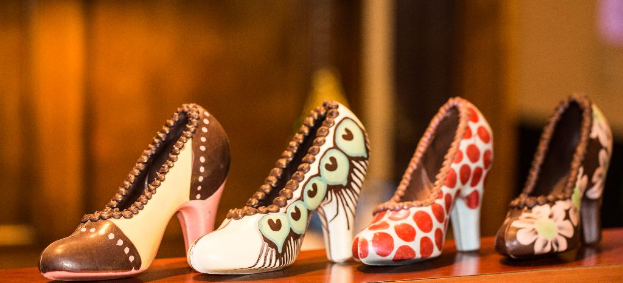 Schuhe im Vordergrund mit einem unscharfen Hintergrund.