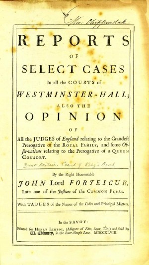 Altes Buch mit dem Titel 'Berichte über ausgewählte Fälle in den Westminster-Hall-Gerichten sowie die Meinung von John Lord Fortescue' ist aufgeschlagen und zeigt eine Seite mit schwarzer Tintenschrift.