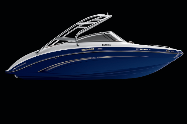 Ein Boot treibt auf ruhigem Wasser.