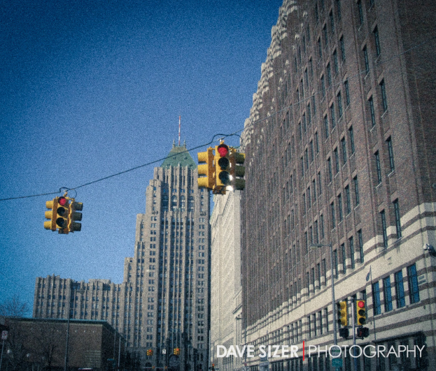 Mehrere Ampeln an Gebäuden montiert.