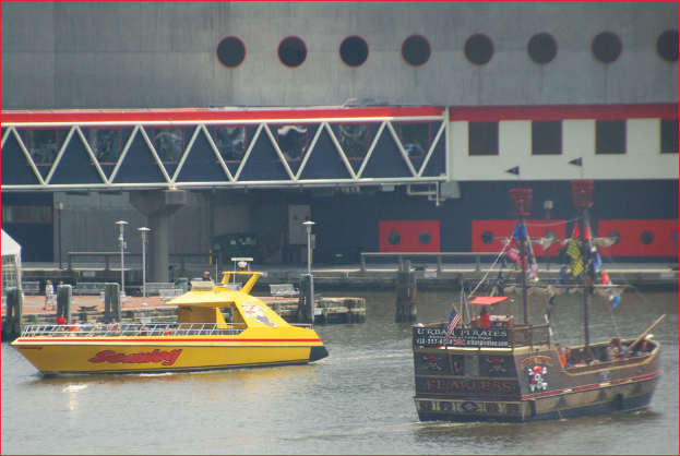 Ein See mit sichtbaren Schiffen, eine Person, ein Gebäude oben und ein Pfahl in der Mitte.