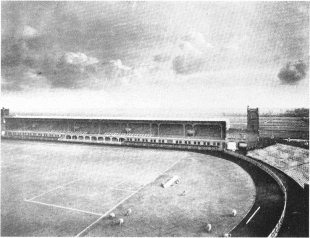 Schwarzes und weißes Foto eines Fußballfeldes mit einem Stadion, das von Bäumen umgeben ist und von einem bewölkten Himmel überlagert wird, beschriftet mit 'Stoke City Football Club' unten.