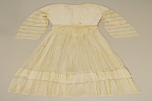 Ein weißes, langärmeliges Kleid mit einer gerafften, bodenlangen Röcke auf einem weißen Hintergrund, mit hohem Bund, voluminösem Stoff und feiner Schimmer.