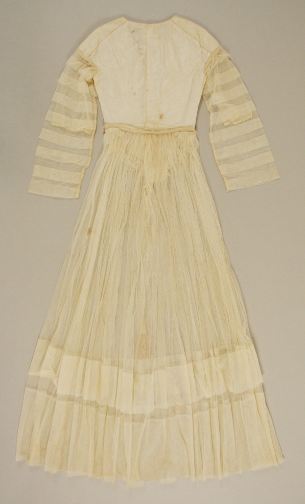 Ein weißes, langärmeliges Kleid mit einer gerafften, bodenlangen Röcke auf einem weißen Hintergrund, mit hohem Bund, voluminösem Stoff und feiner Schimmer.