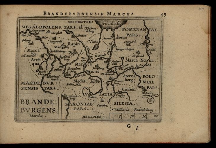 Altes Buch mit einer detaillierten Karte der Brandenburg-Region Deutschlands auf einem schwarzen Hintergrund, das geografische Merkmale wie Flüsse, Berge und Städte zeigt, begleitet von Text.