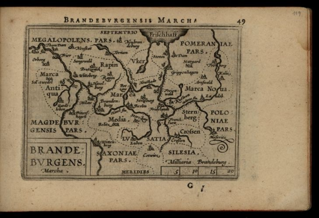 Altes Buch mit einer detaillierten Karte der Brandenburg-Region Deutschlands auf einem schwarzen Hintergrund, das geografische Merkmale wie Flüsse, Berge und Städte zeigt, begleitet von Text.