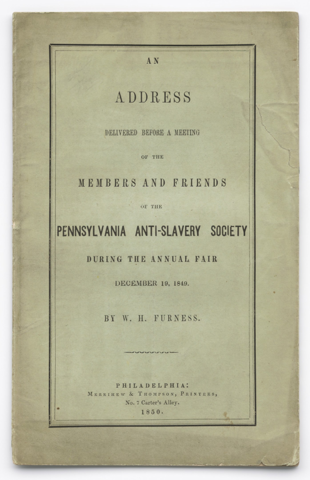 Offenes Buch mit dem Titel "Eine Ansprache vor einer Versammlung der Mitglieder und Freunde der Pennsylvania Anti-Sklaverei-Gesellschaft während der jährlichen Messe" mit sichtbarem gedrucktem Text in schwarzer Tinte.