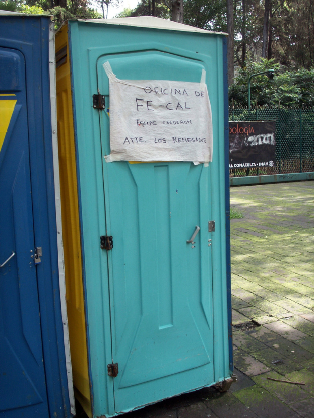 Portable Rüumen, Büume, Netz und ein Boden in einer Außenanlage.