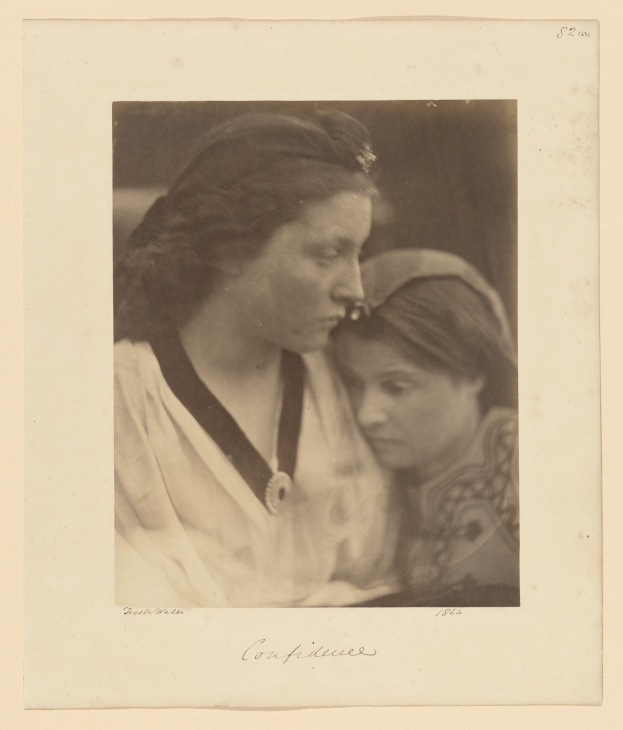 Schwarzes und weißes Foto von zwei Frauen, wahrscheinlich eine Mutter und ein Kind, mit Text unten.