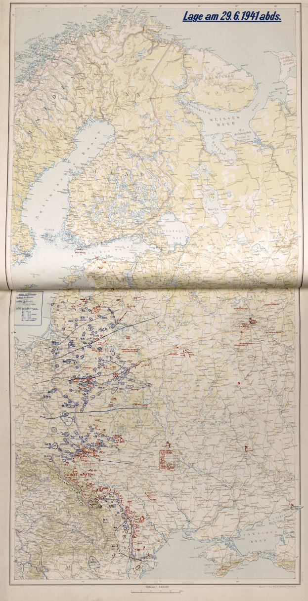 Ein altes Buch mit einer detaillierten Karte von Europa auf dem Cover, das geografische Merkmale wie Flüsse, Berge und Städte zeigt, begleitet von Text, der Standorte benennt.
