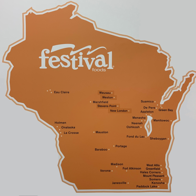 Ein lebendiger Plakat mit einer Wisconsin-Karte, gefüllt mit verschiedenen Früchten, Gemüse und Snacks, mit 'Festival Foods' darauf gedruckt.