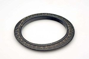 Nahaufnahme einer schwarzen Gummidichtung, einer Öldichtung für verschiedene Yamaha YZF-R-Modelle, auf einer weißen Oberfläche.