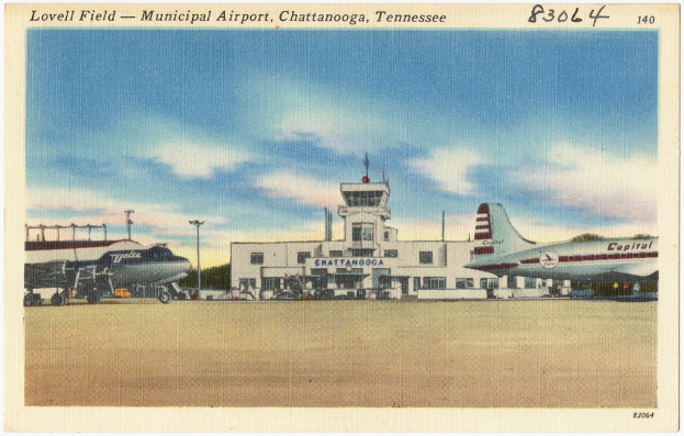 Ein Gebäude mit Antennen auf dem Dach, flankiert von Flugzeugen auf der rechten und linken Seite.