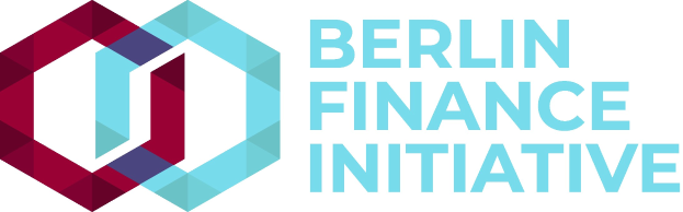 Logo der Berliner Finance Initiative mit einem blauen Kreis mit weißer Umrandung und einem weißen "B" in der Mitte, umgeben von einem weißen Ring mit blau-weißem Karomuster, alles auf einem weißen Hintergrund mit fetter schwarzer Schrift, die "Berlin Finance Initiative" liest.