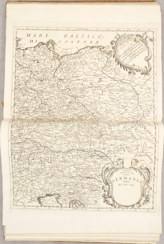 Ein altes Buch mit einer detaillierten Karte von Deutschland, das verschiedene Regionen zeigt und begleitenden Text mit zusätzlichen Informationen.